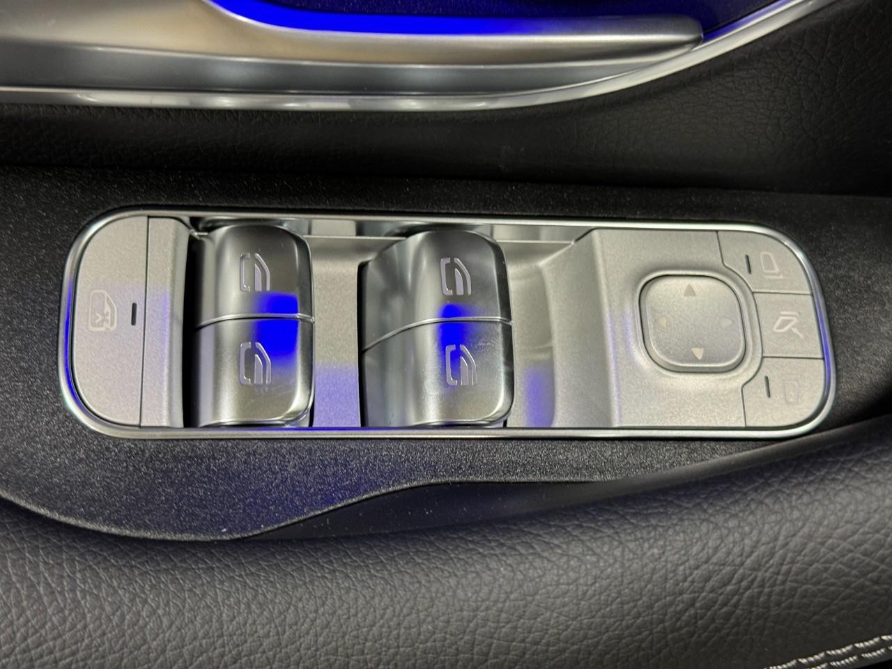 Mercedes-Benz GLE Vehicle Full-screen Gallery Image 27