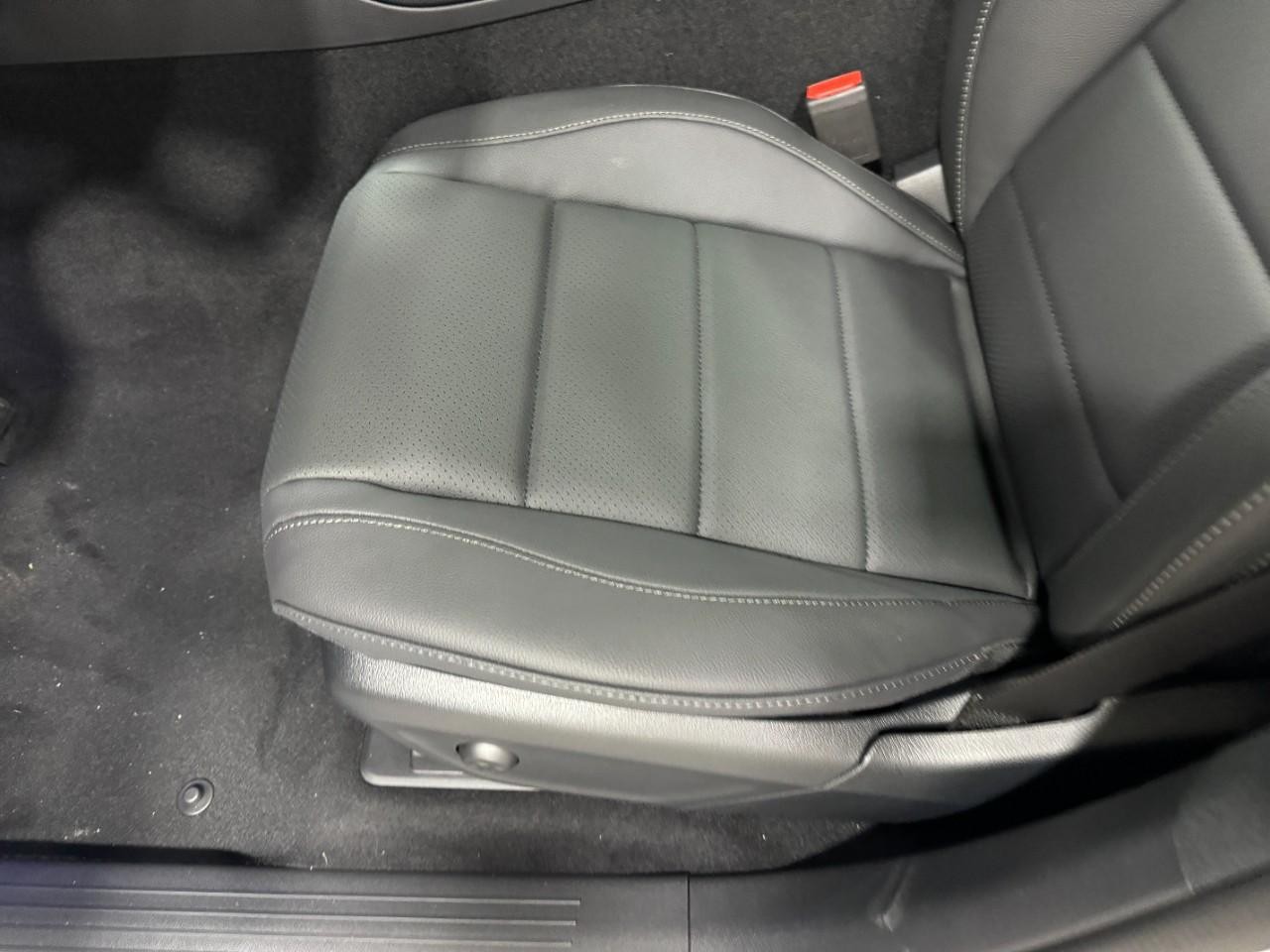 Mercedes-Benz GLE Vehicle Full-screen Gallery Image 30