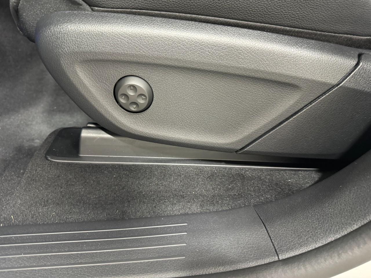 Mercedes-Benz GLE Vehicle Full-screen Gallery Image 31