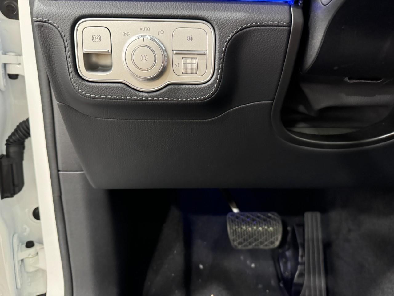 Mercedes-Benz GLE Vehicle Full-screen Gallery Image 32