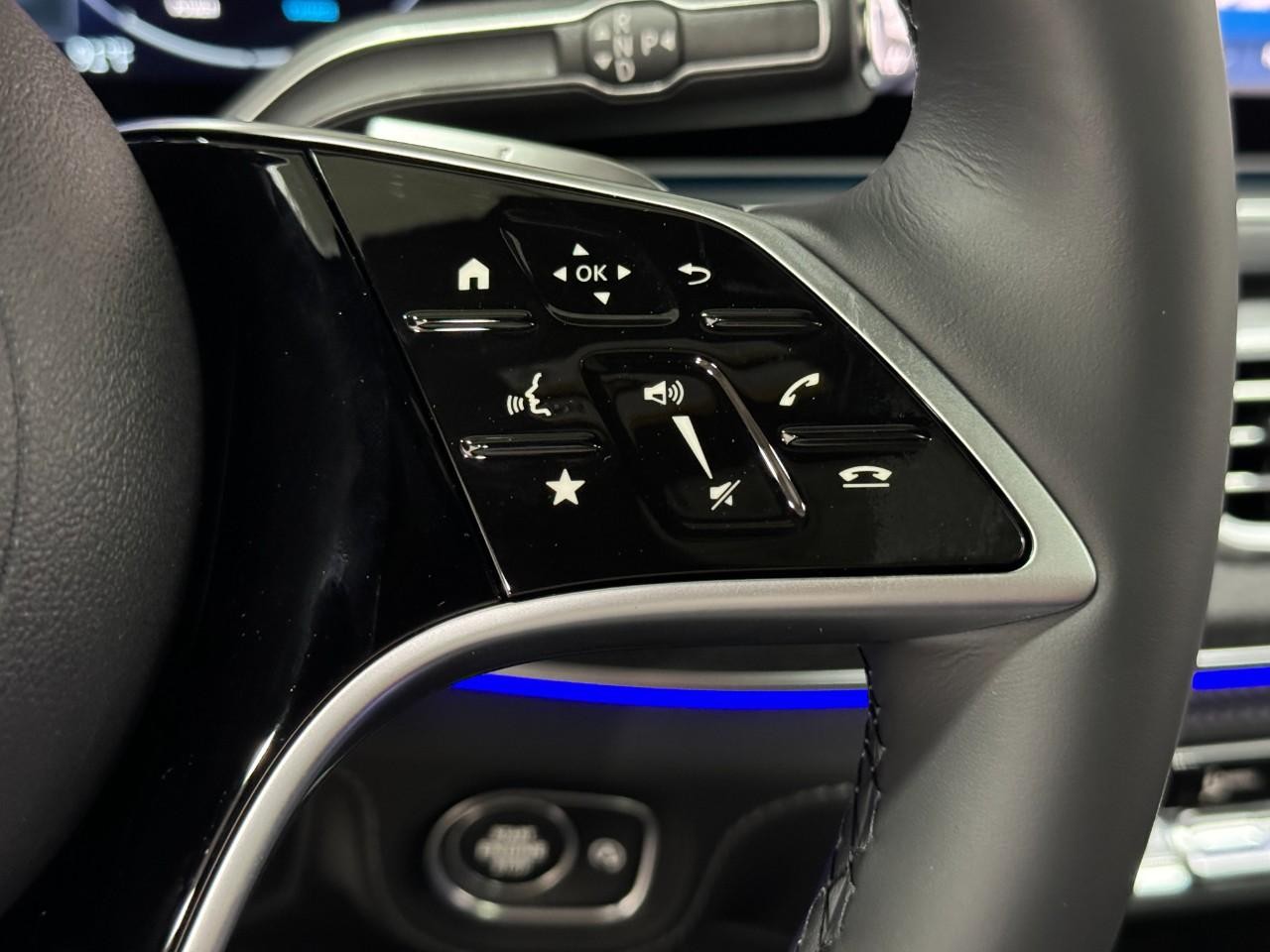 Mercedes-Benz GLE Vehicle Full-screen Gallery Image 34