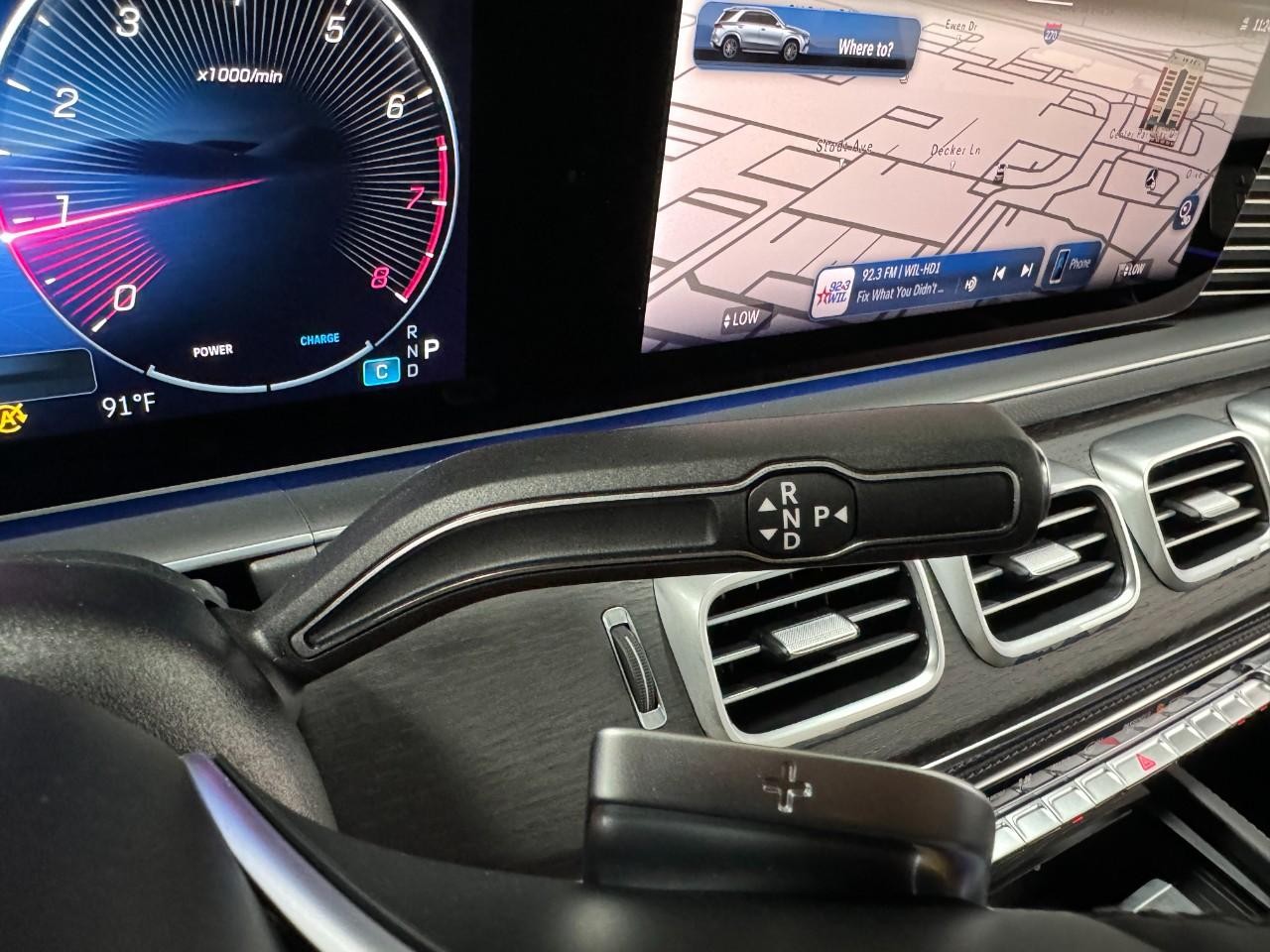 Mercedes-Benz GLE Vehicle Full-screen Gallery Image 36