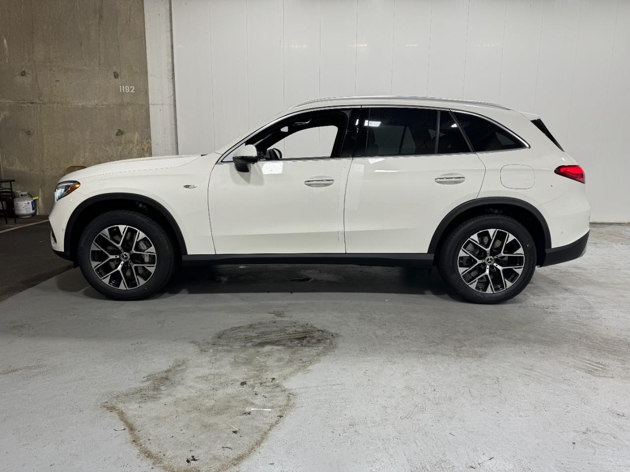 Mercedes-Benz GLC Vehicle Full-screen Gallery Image 2