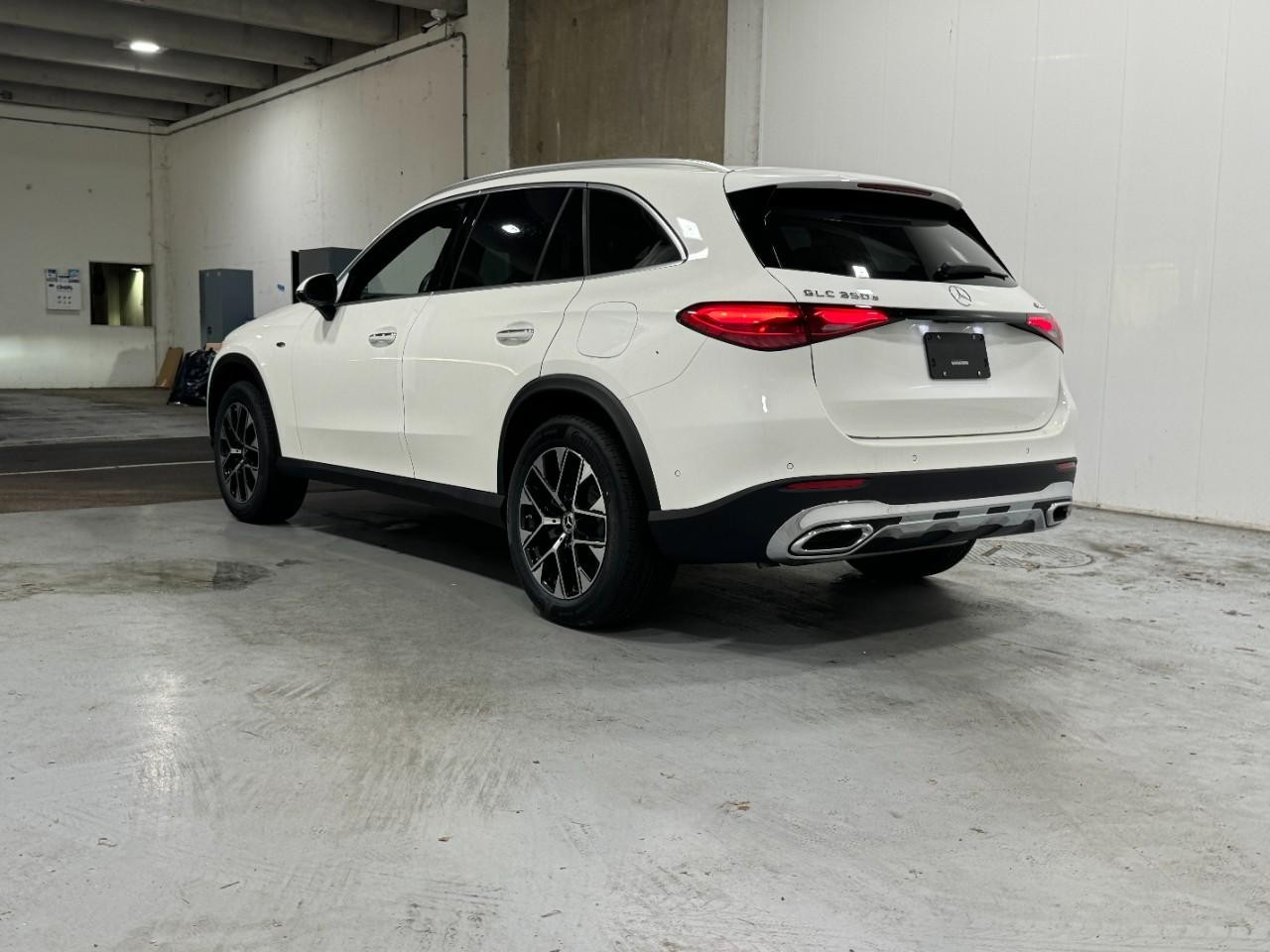 Mercedes-Benz GLC Vehicle Full-screen Gallery Image 3