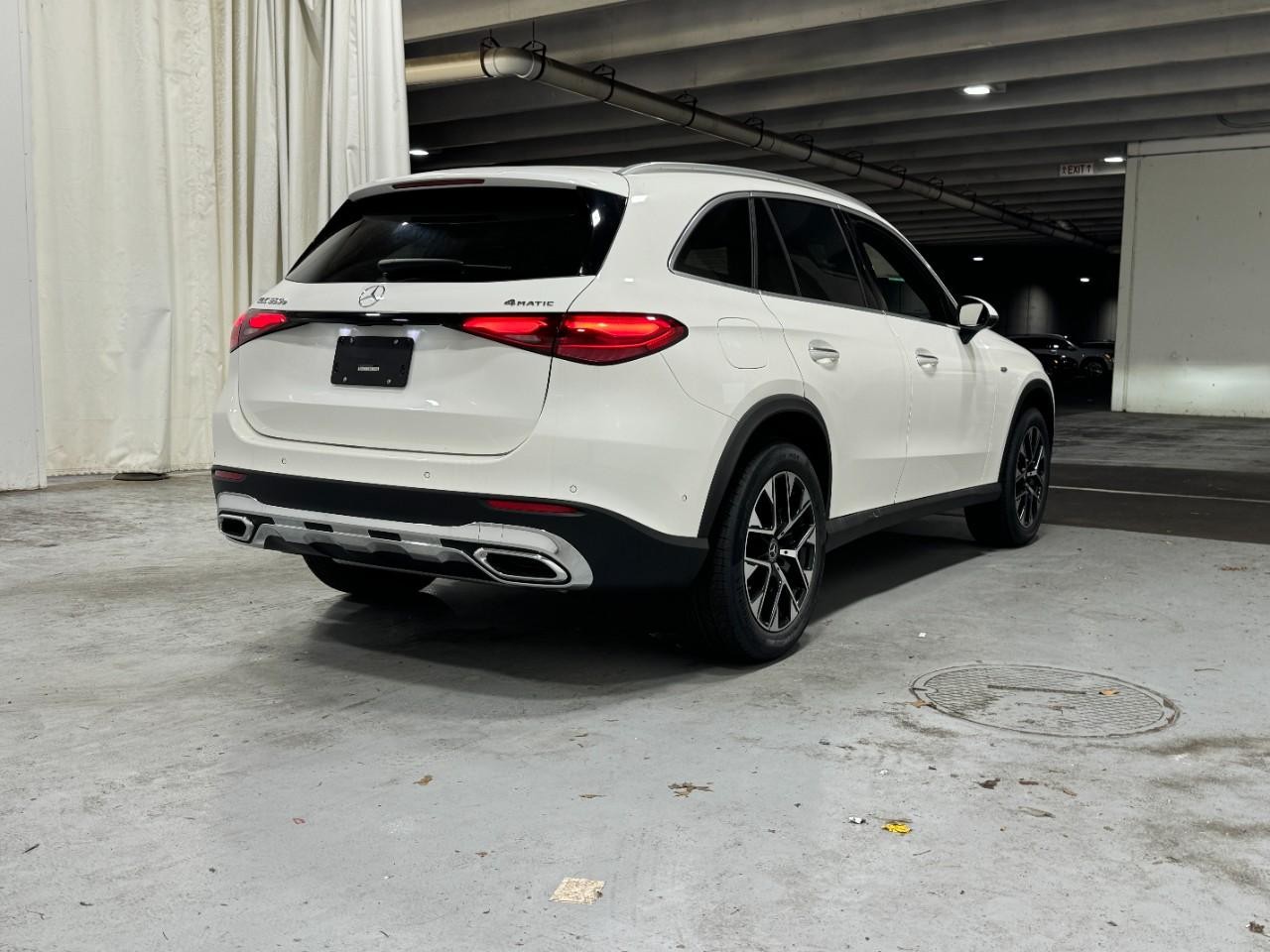Mercedes-Benz GLC Vehicle Full-screen Gallery Image 4