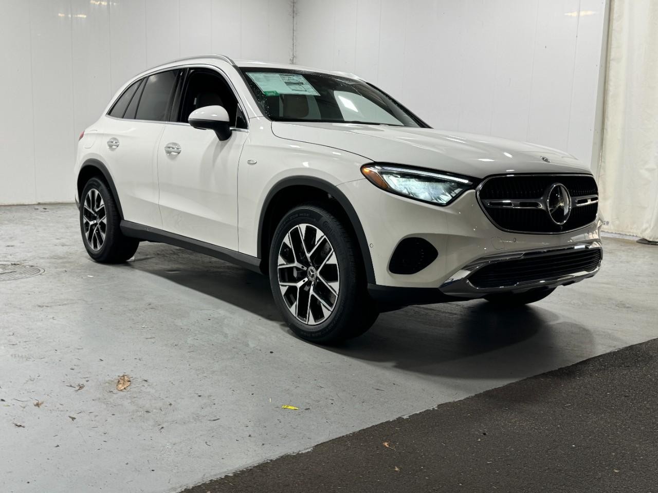 Mercedes-Benz GLC Vehicle Full-screen Gallery Image 6