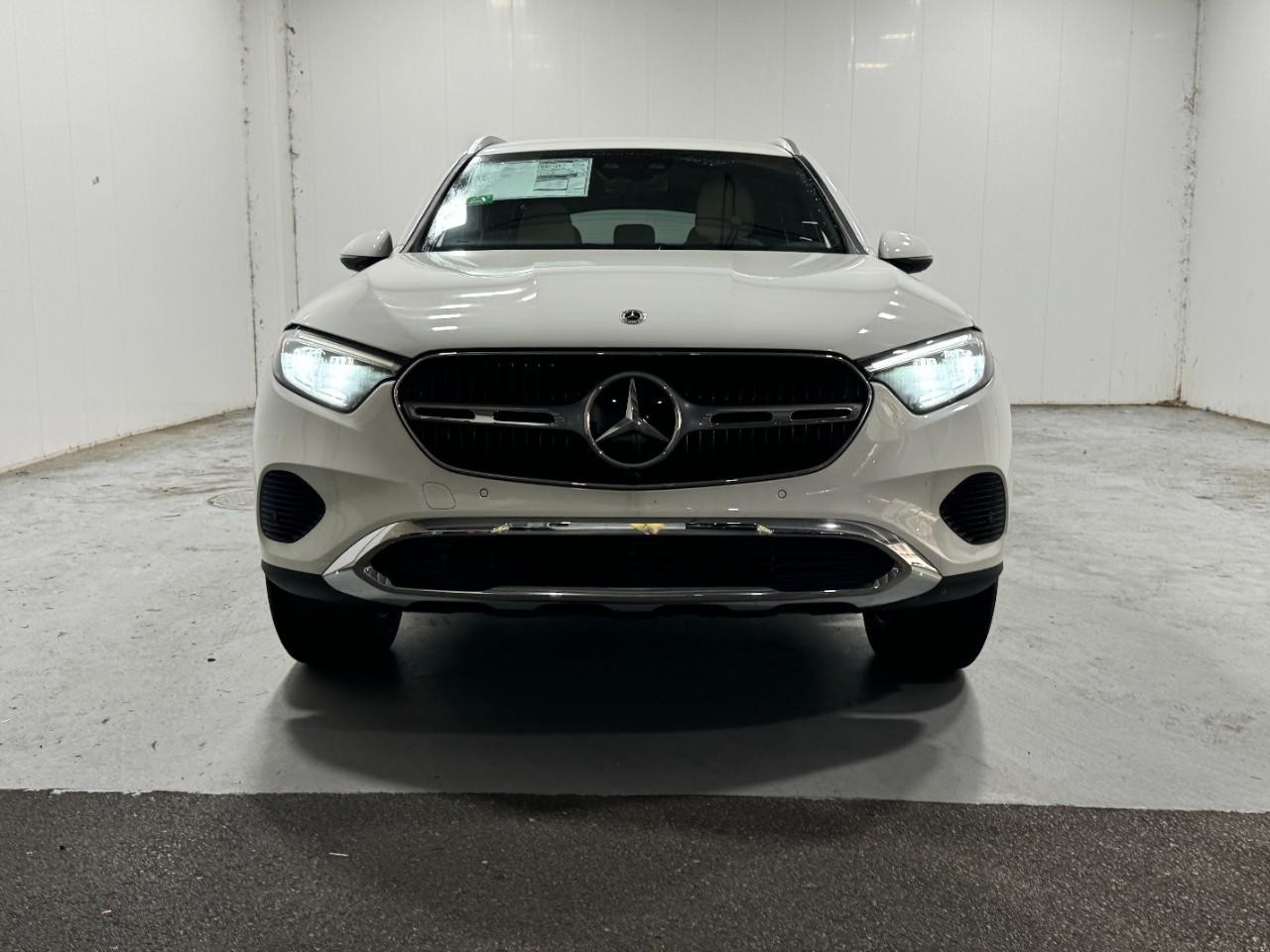 Mercedes-Benz GLC Vehicle Full-screen Gallery Image 7