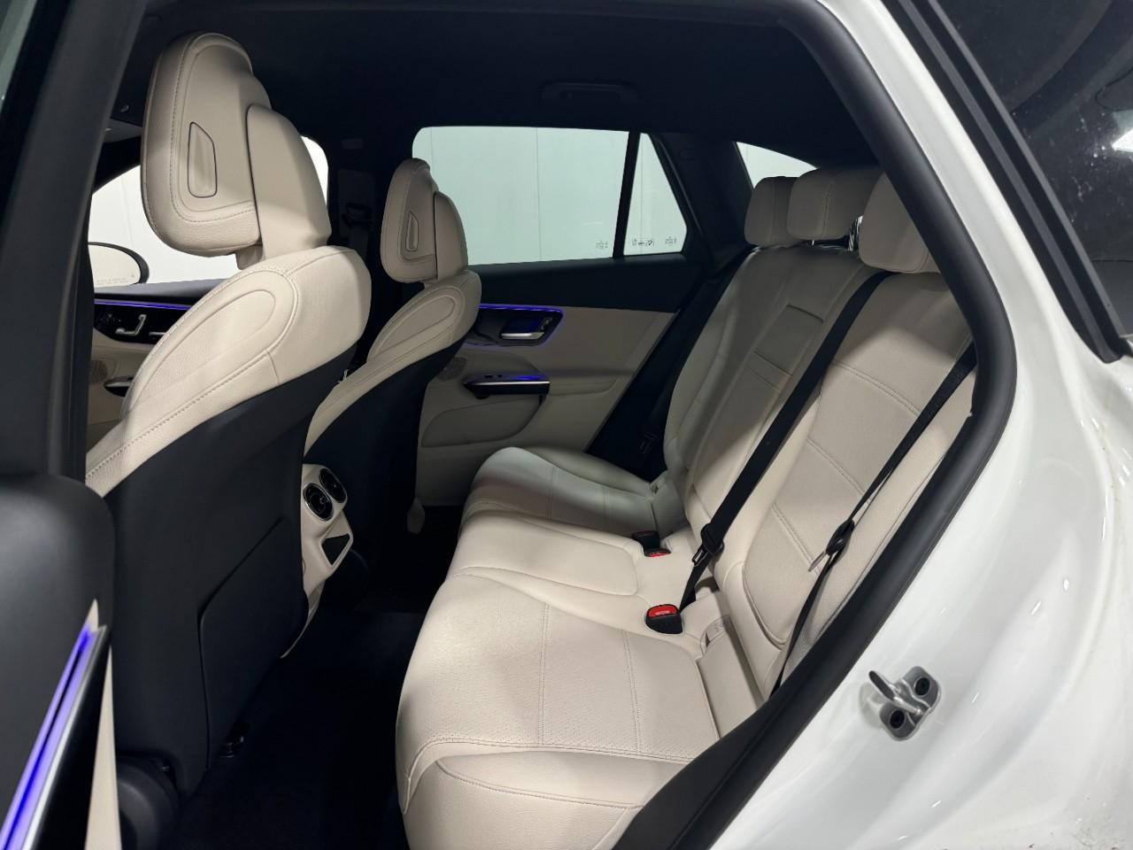 Mercedes-Benz GLC Vehicle Full-screen Gallery Image 8