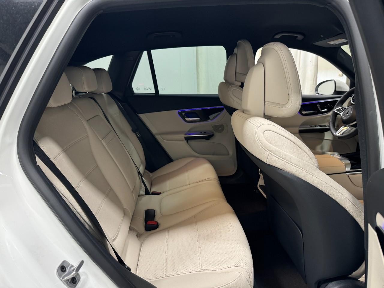 Mercedes-Benz GLC Vehicle Full-screen Gallery Image 10