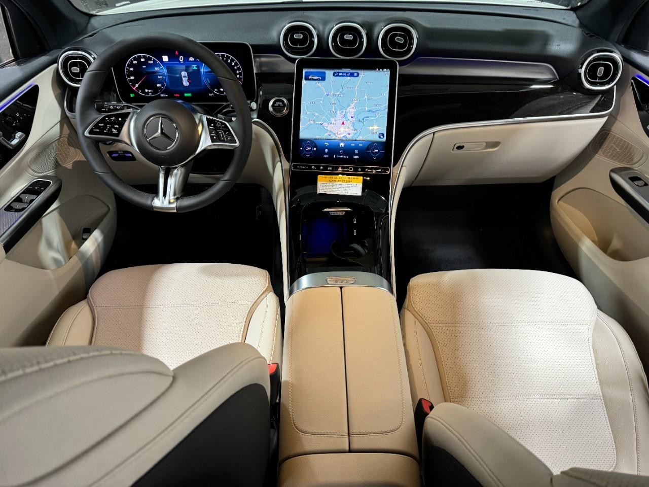 Mercedes-Benz GLC Vehicle Full-screen Gallery Image 11