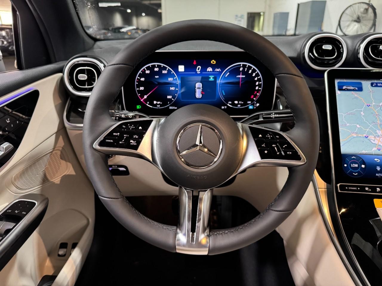 Mercedes-Benz GLC Vehicle Full-screen Gallery Image 12