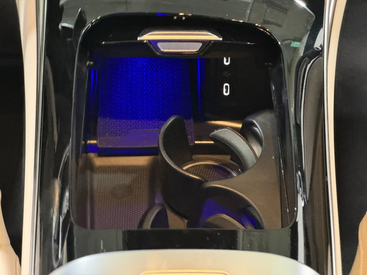 Mercedes-Benz GLC Vehicle Full-screen Gallery Image 15