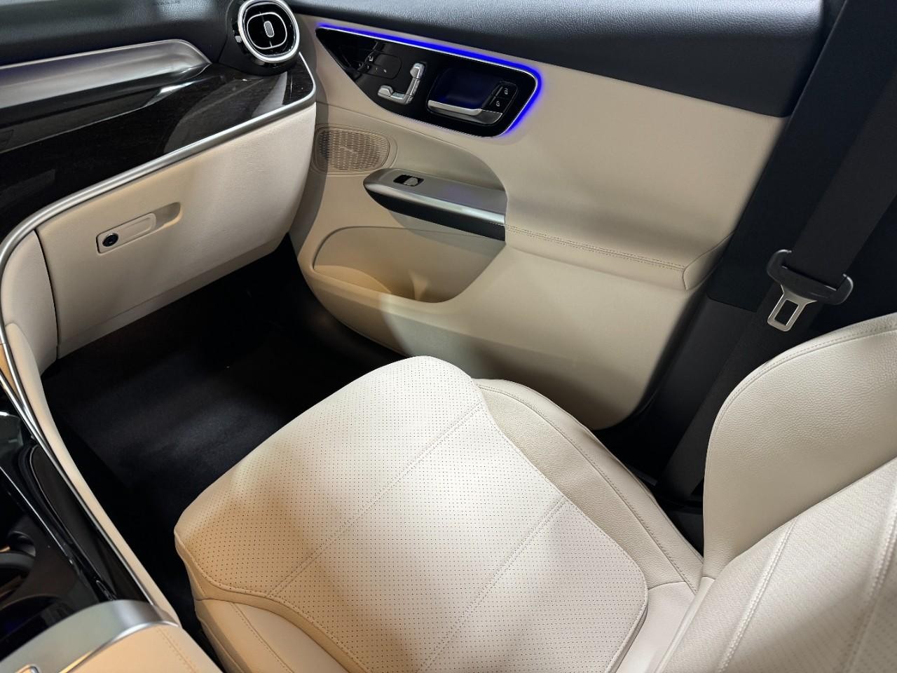 Mercedes-Benz GLC Vehicle Full-screen Gallery Image 16