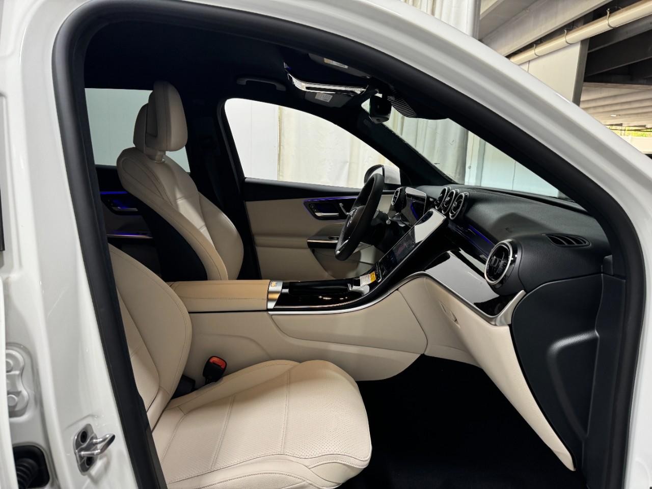 Mercedes-Benz GLC Vehicle Full-screen Gallery Image 17