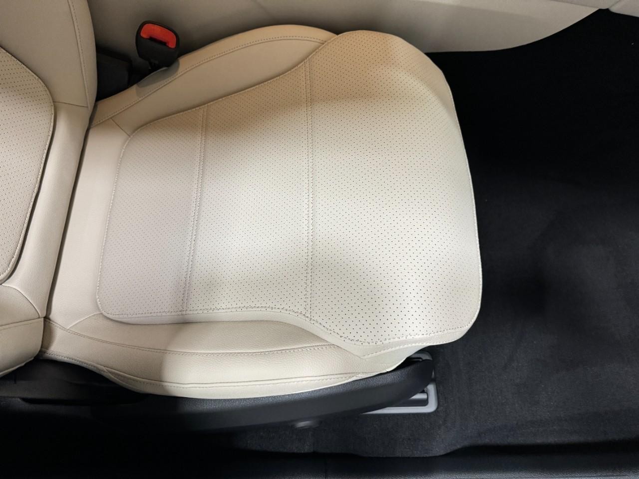 Mercedes-Benz GLC Vehicle Full-screen Gallery Image 18