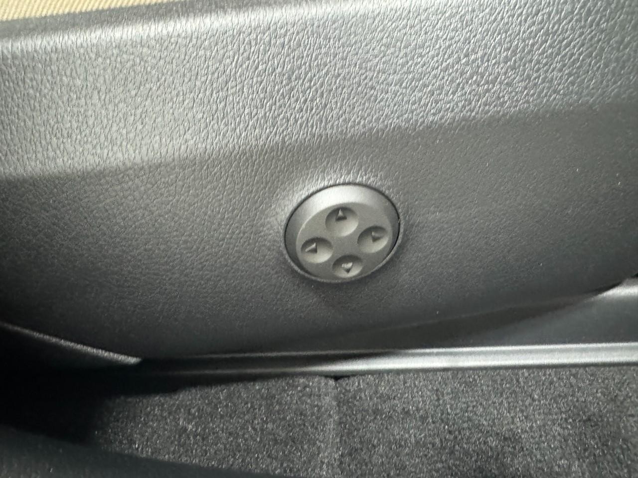 Mercedes-Benz GLC Vehicle Full-screen Gallery Image 19