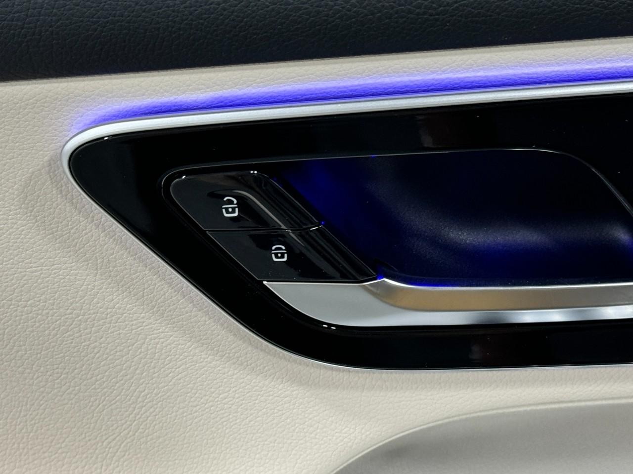 Mercedes-Benz GLC Vehicle Full-screen Gallery Image 24