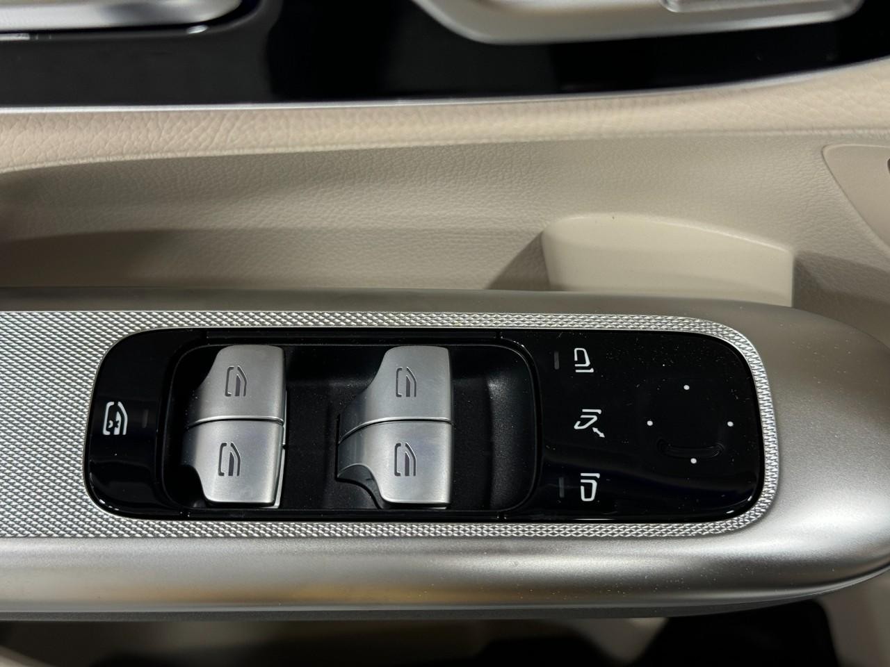 Mercedes-Benz GLC Vehicle Full-screen Gallery Image 25