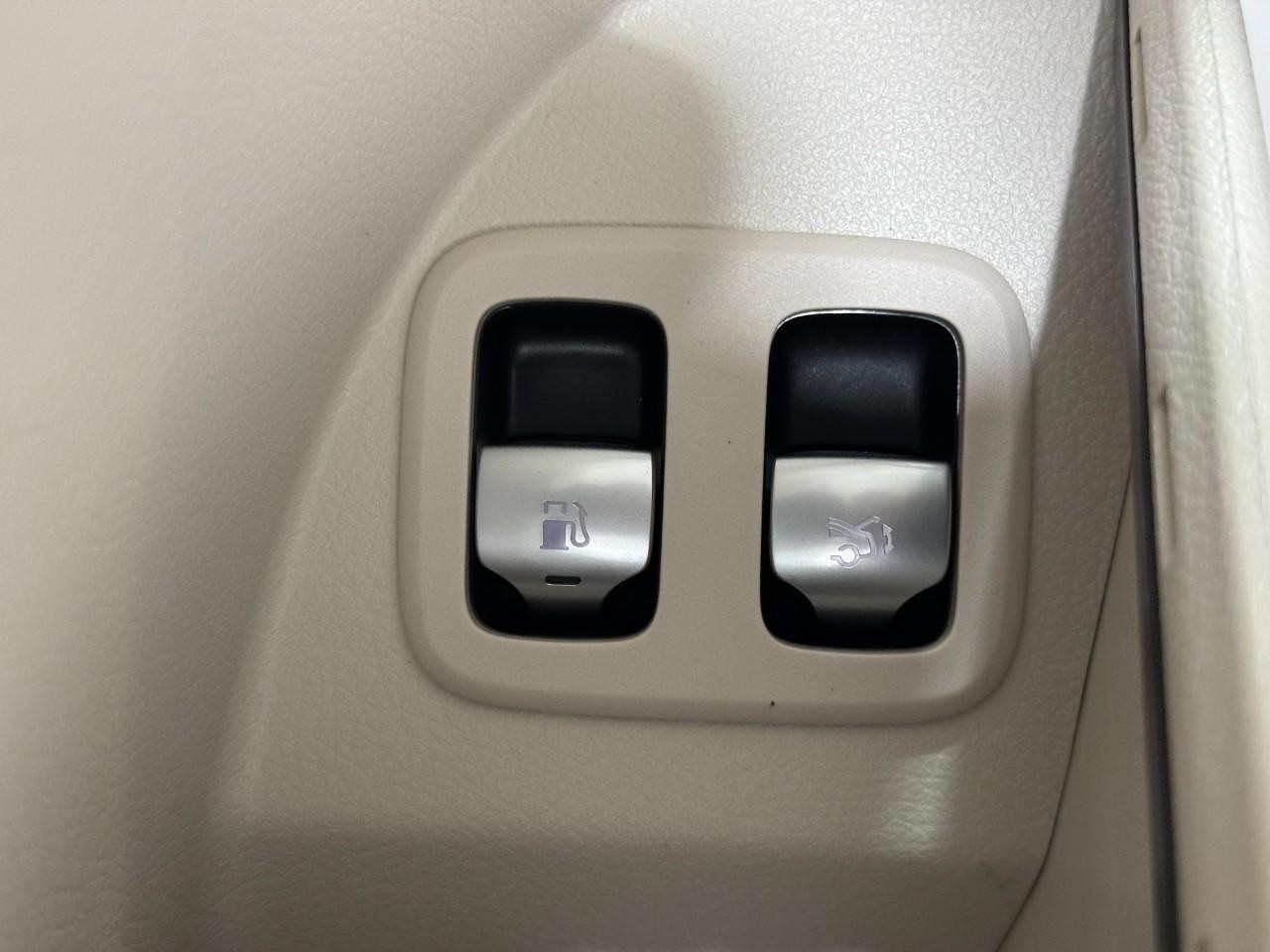 Mercedes-Benz GLC Vehicle Full-screen Gallery Image 26