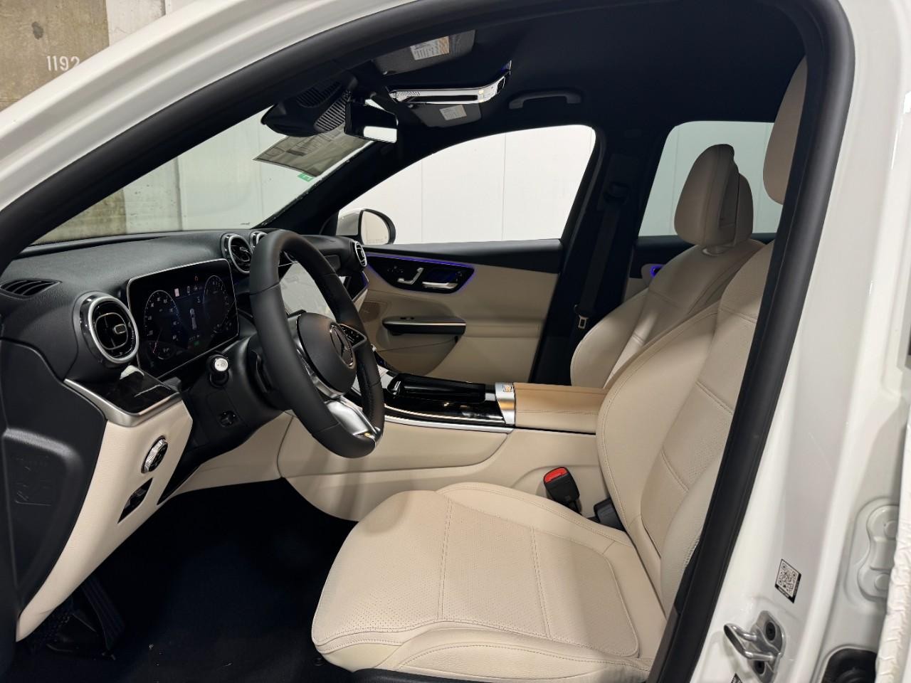 Mercedes-Benz GLC Vehicle Full-screen Gallery Image 27