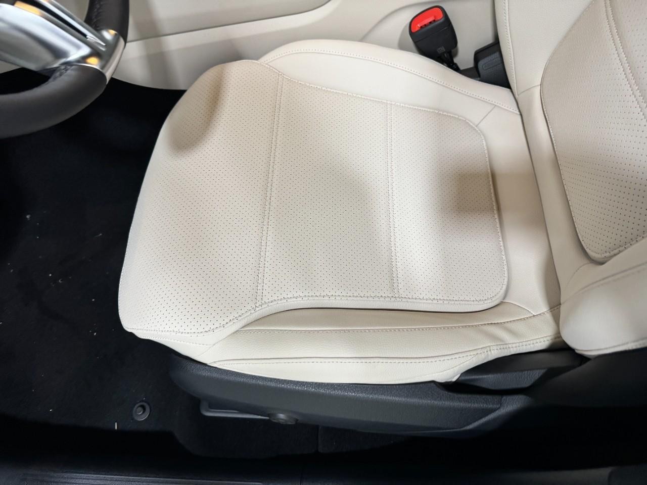 Mercedes-Benz GLC Vehicle Full-screen Gallery Image 28