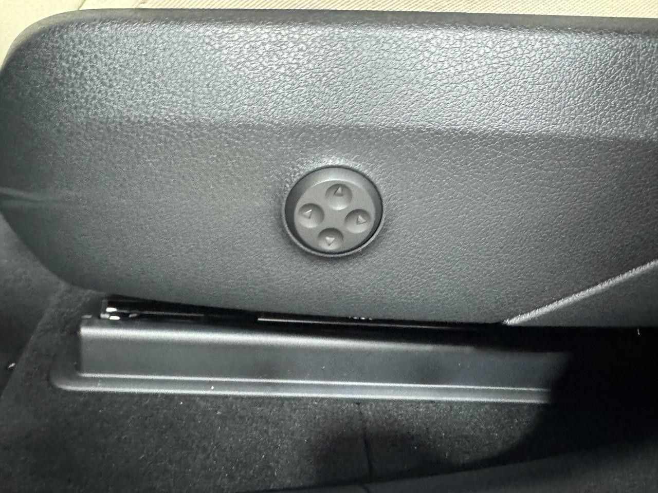 Mercedes-Benz GLC Vehicle Full-screen Gallery Image 29