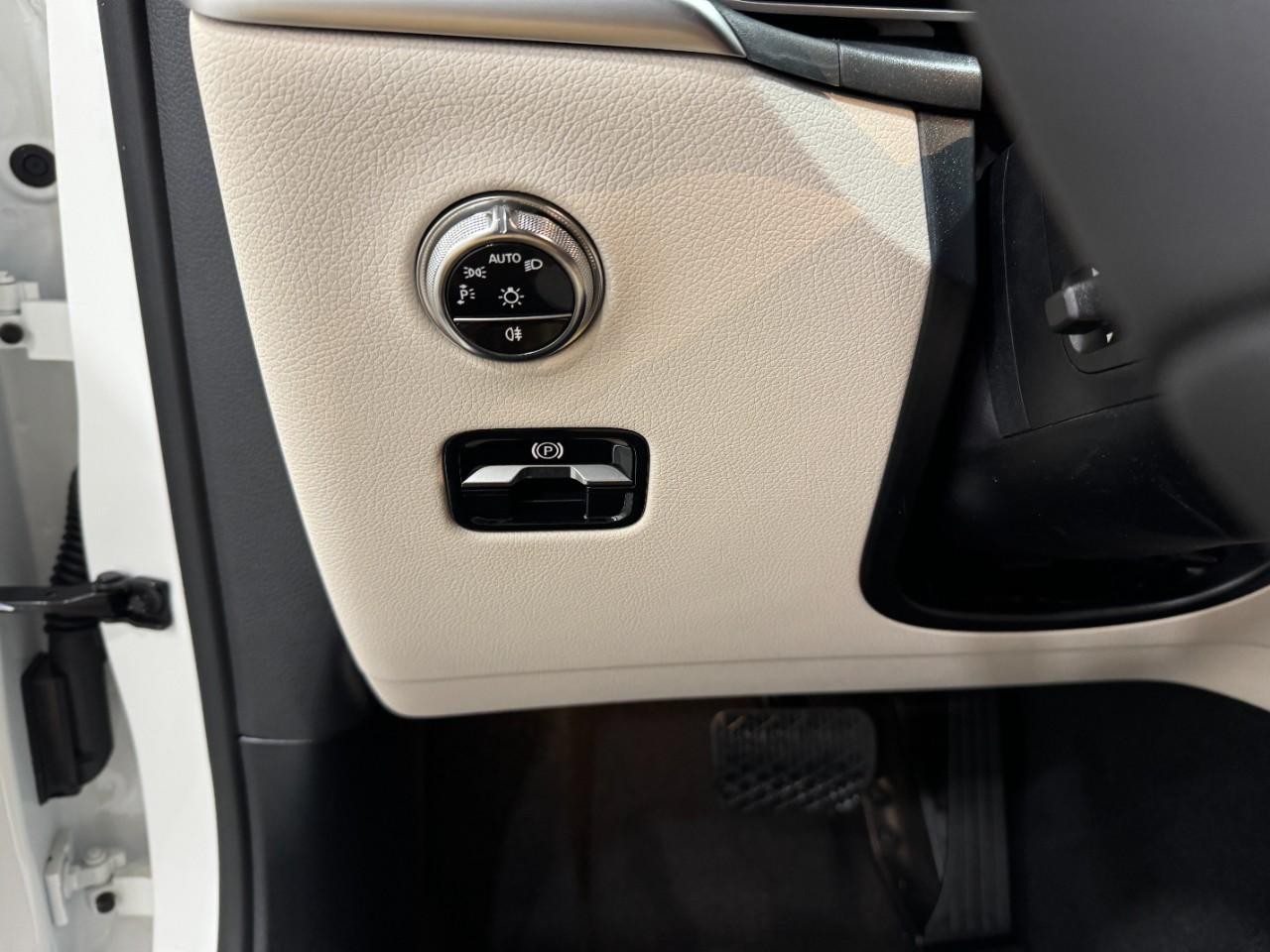 Mercedes-Benz GLC Vehicle Full-screen Gallery Image 30