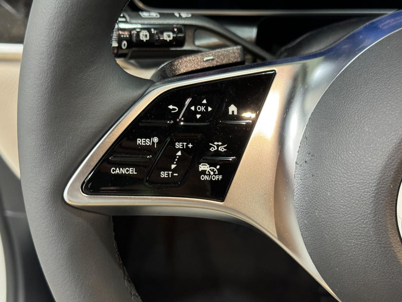 Mercedes-Benz GLC Vehicle Full-screen Gallery Image 31