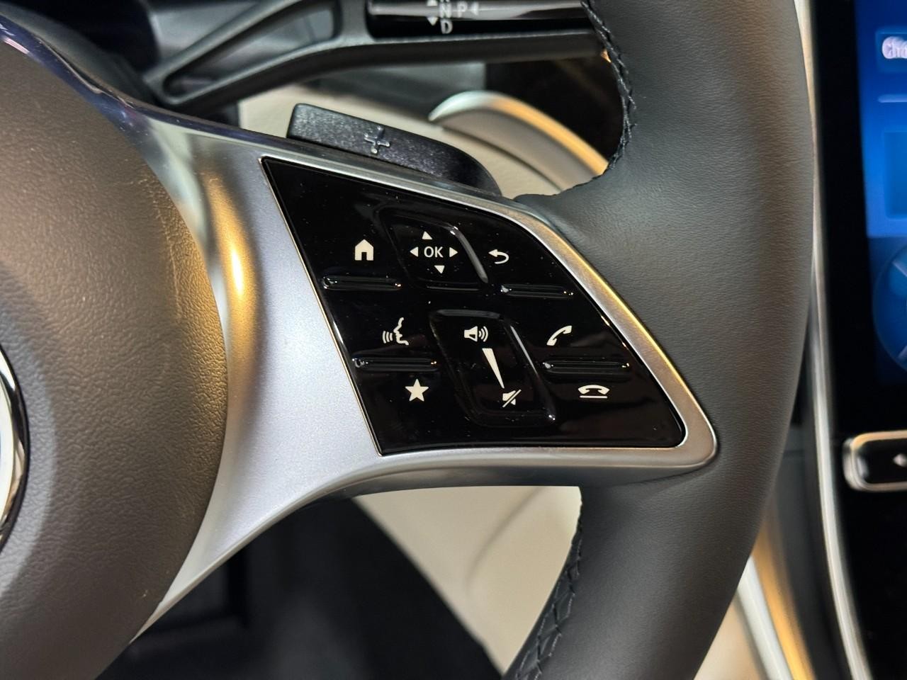 Mercedes-Benz GLC Vehicle Full-screen Gallery Image 32