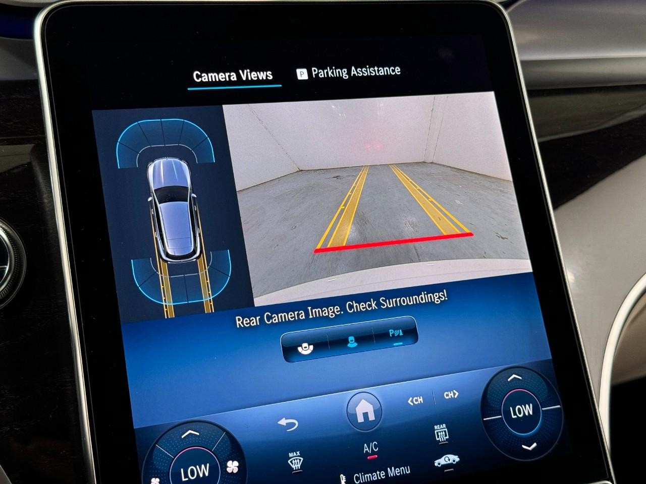 Mercedes-Benz GLC Vehicle Full-screen Gallery Image 35