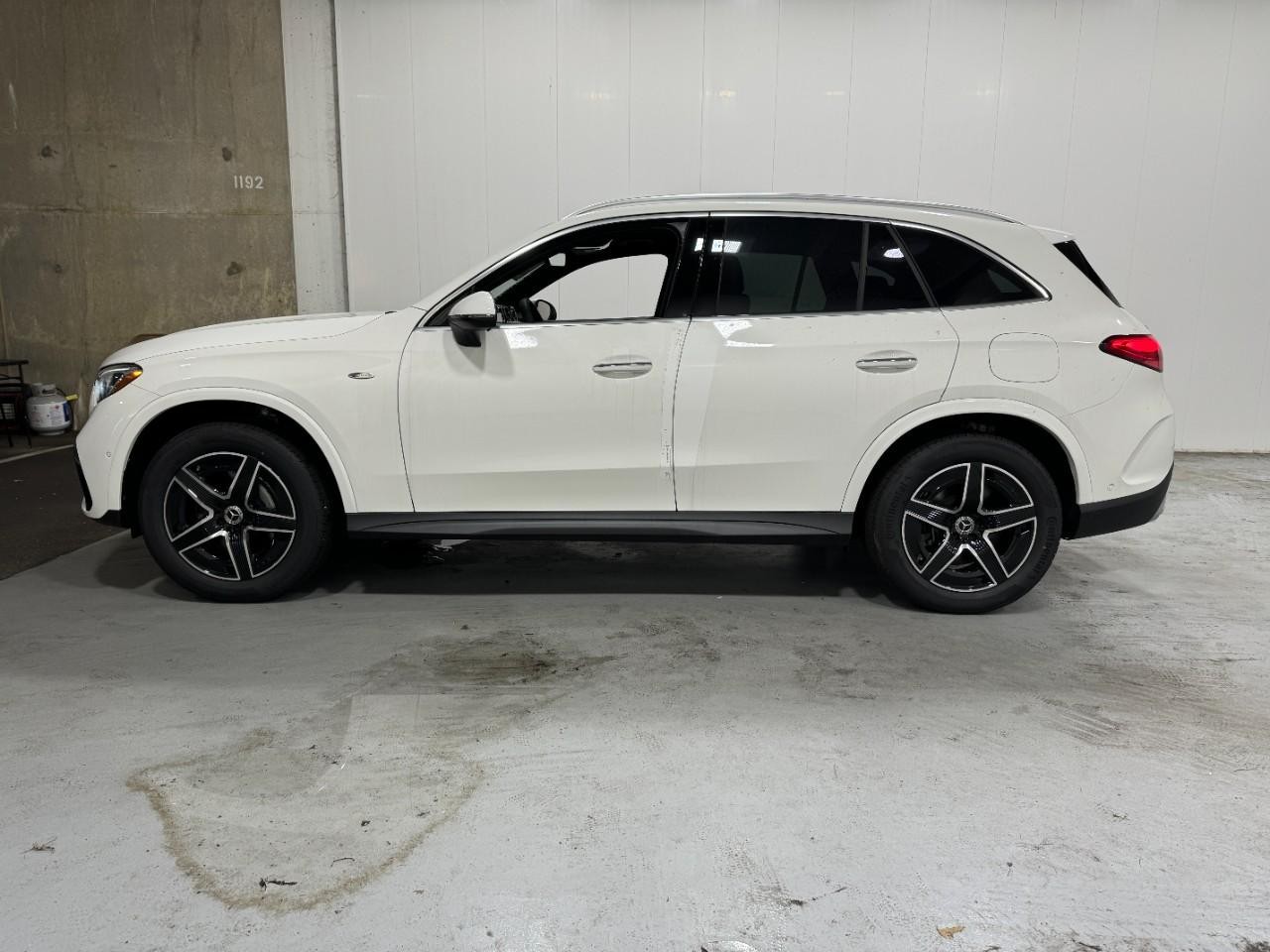Mercedes-Benz GLC Vehicle Full-screen Gallery Image 2