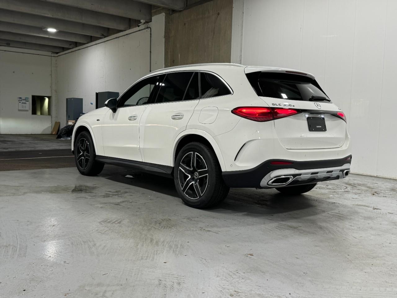 Mercedes-Benz GLC Vehicle Full-screen Gallery Image 3