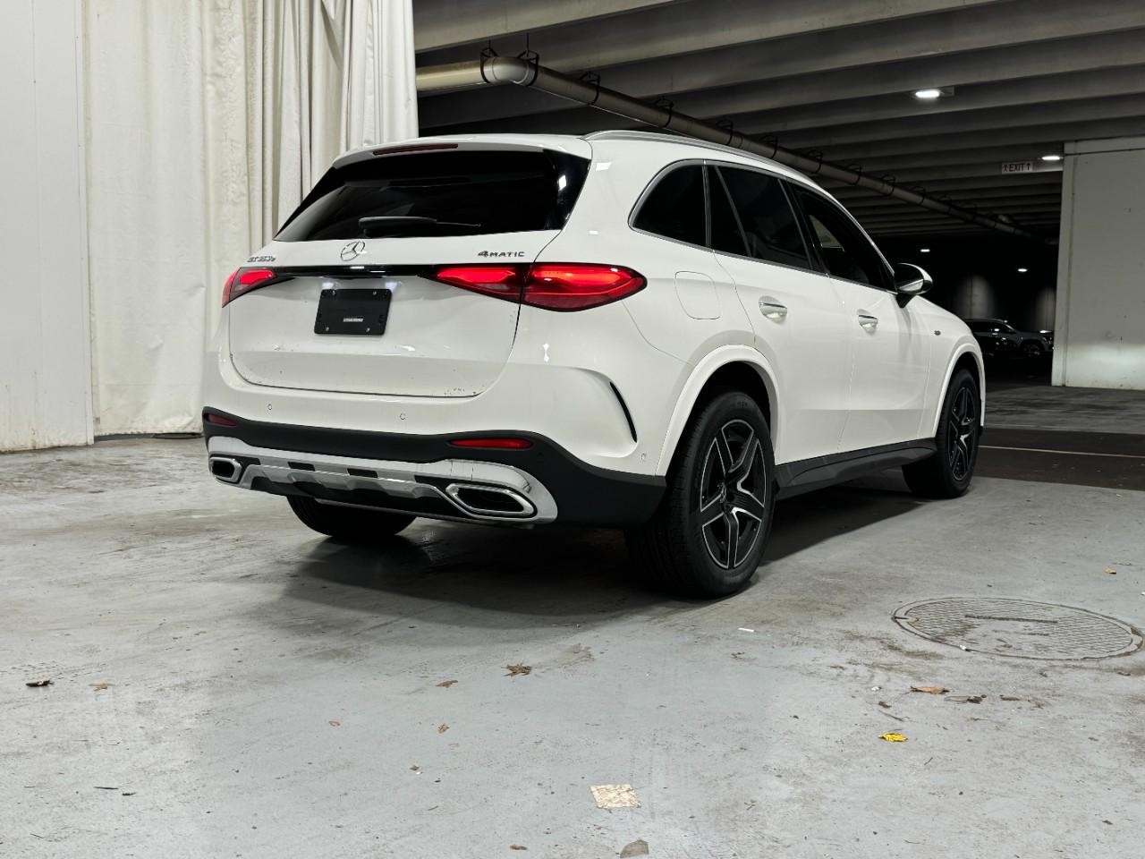 Mercedes-Benz GLC Vehicle Full-screen Gallery Image 4