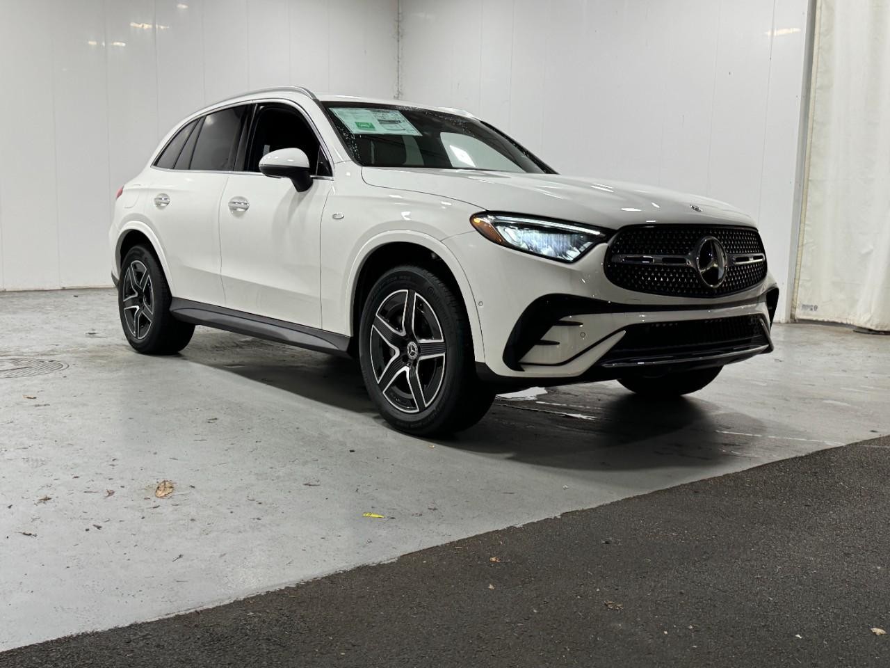 Mercedes-Benz GLC Vehicle Full-screen Gallery Image 6