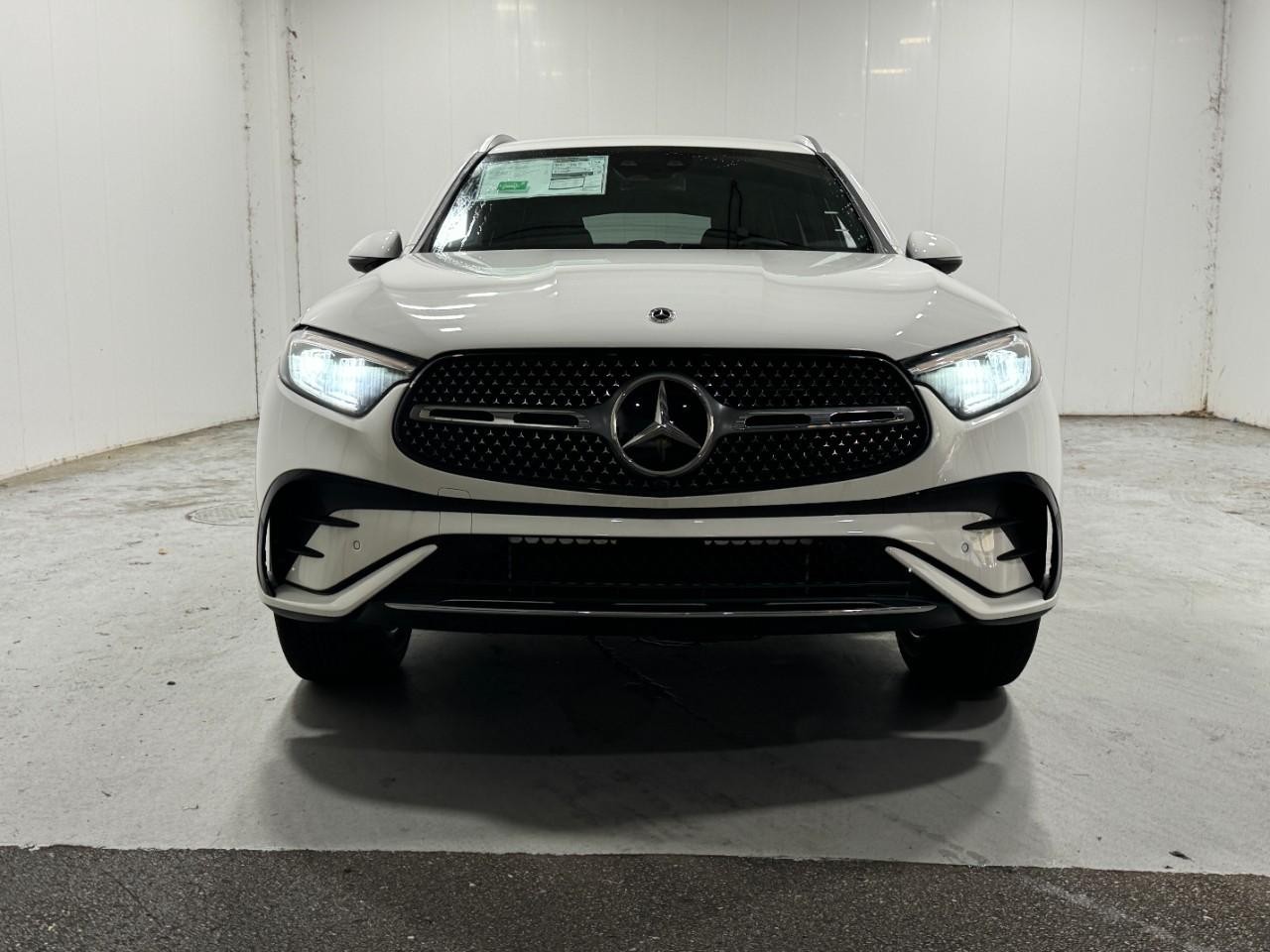 Mercedes-Benz GLC Vehicle Full-screen Gallery Image 7