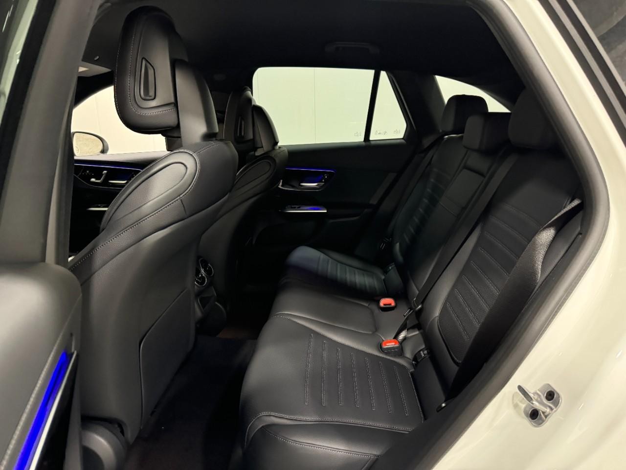 Mercedes-Benz GLC Vehicle Full-screen Gallery Image 8