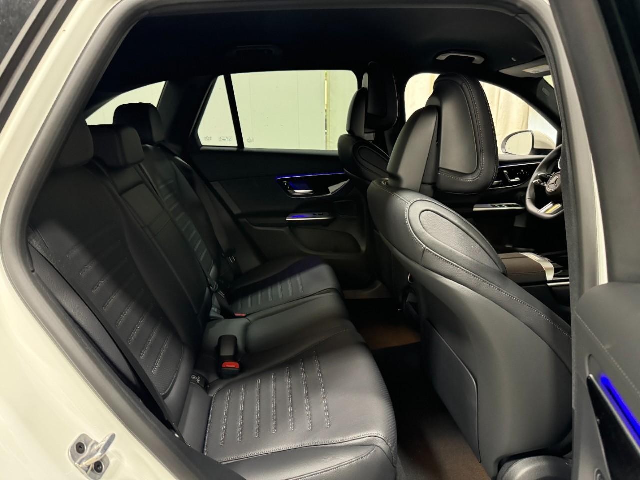 Mercedes-Benz GLC Vehicle Full-screen Gallery Image 10