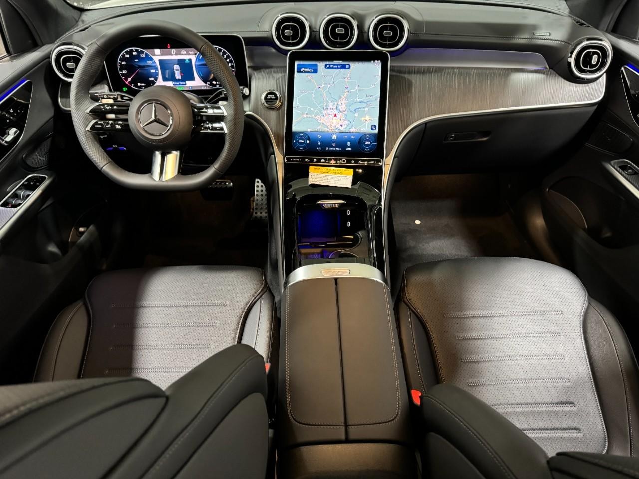 Mercedes-Benz GLC Vehicle Full-screen Gallery Image 11