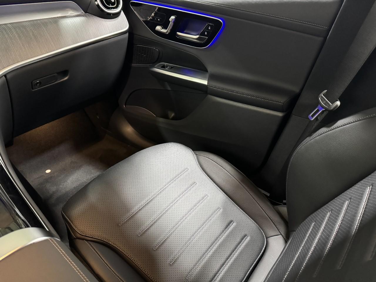 Mercedes-Benz GLC Vehicle Full-screen Gallery Image 16