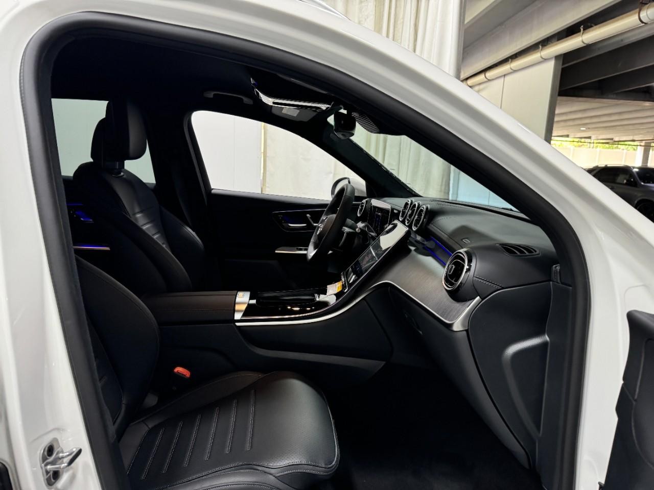 Mercedes-Benz GLC Vehicle Full-screen Gallery Image 17