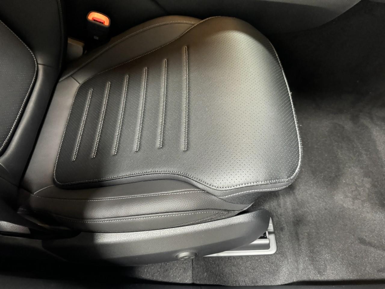 Mercedes-Benz GLC Vehicle Full-screen Gallery Image 18