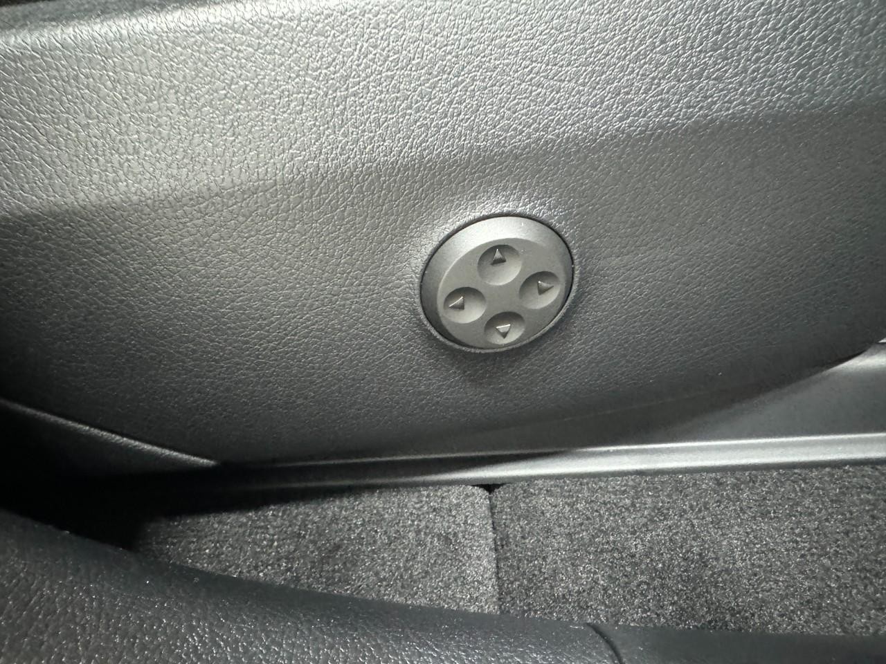 Mercedes-Benz GLC Vehicle Full-screen Gallery Image 19