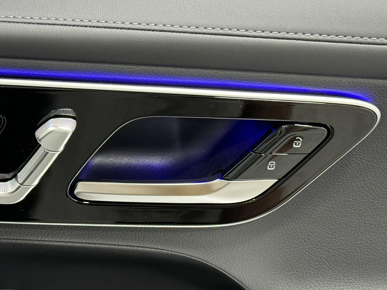 Mercedes-Benz GLC Vehicle Full-screen Gallery Image 21