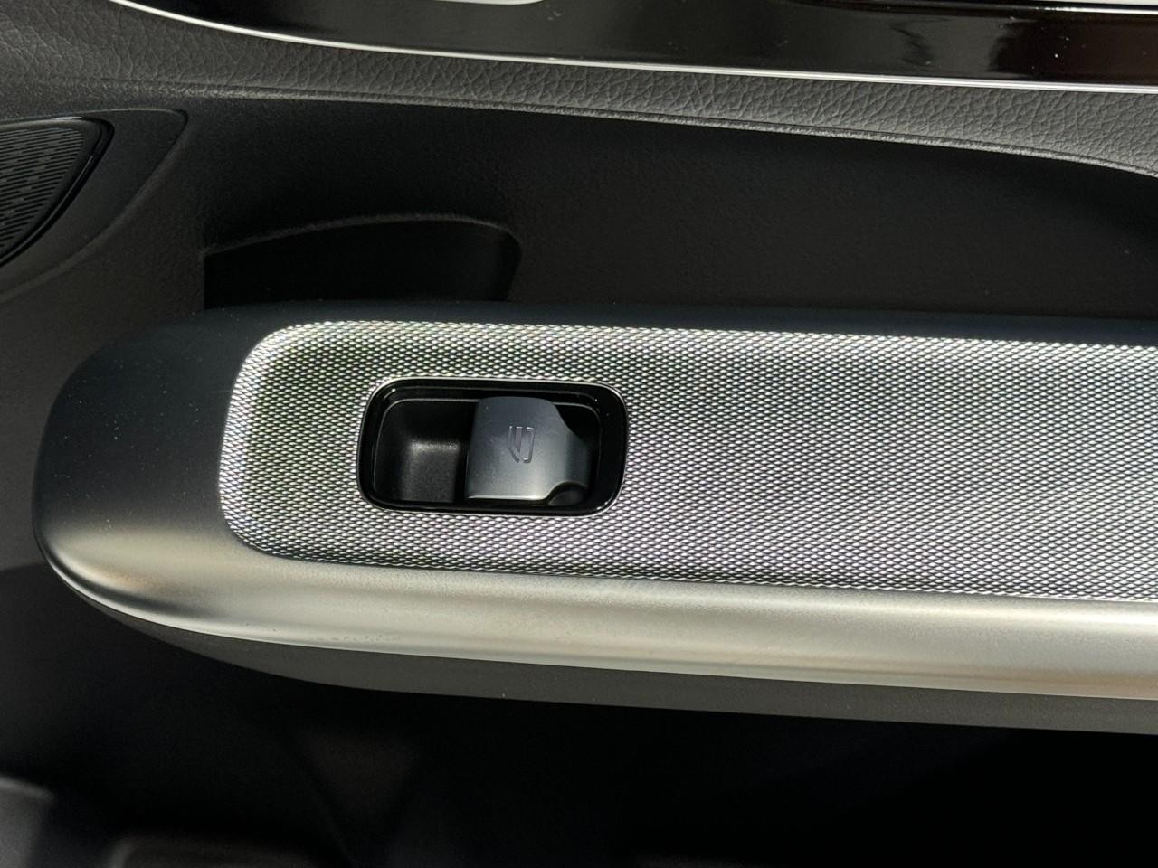 Mercedes-Benz GLC Vehicle Full-screen Gallery Image 22