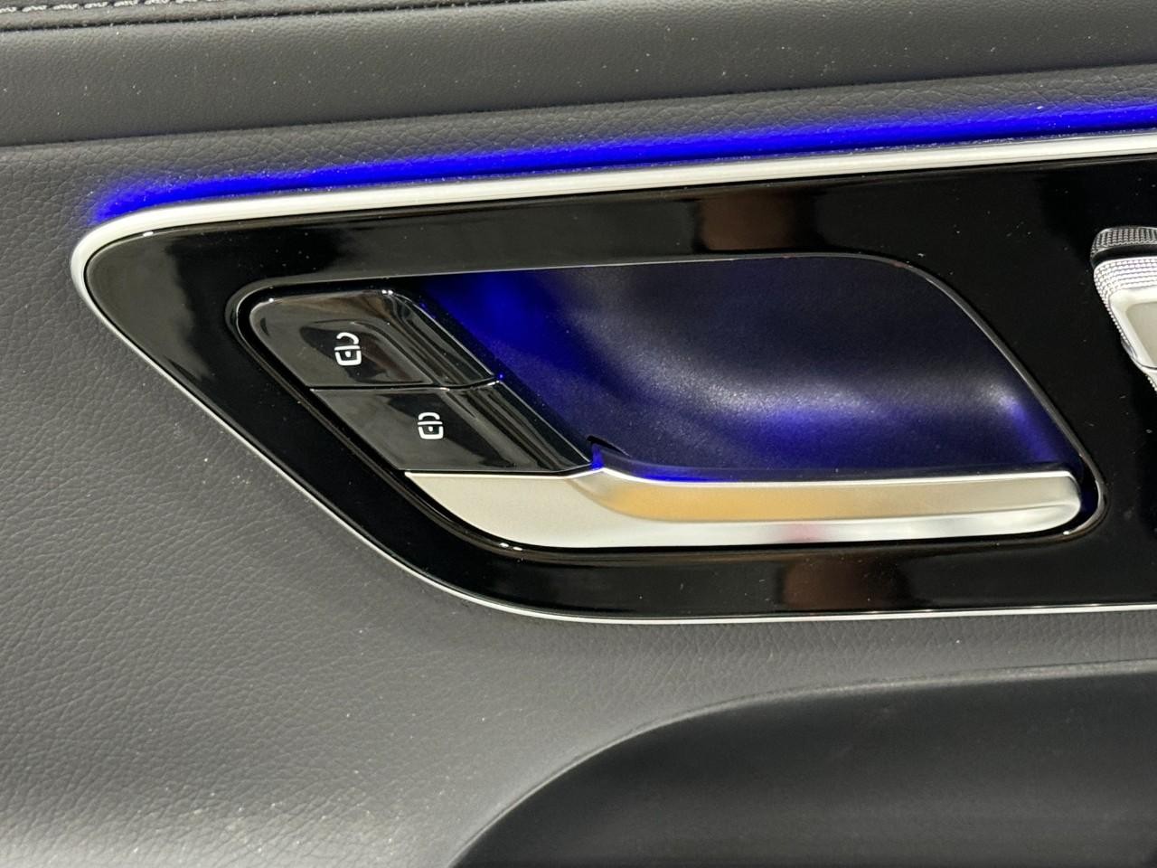 Mercedes-Benz GLC Vehicle Full-screen Gallery Image 24