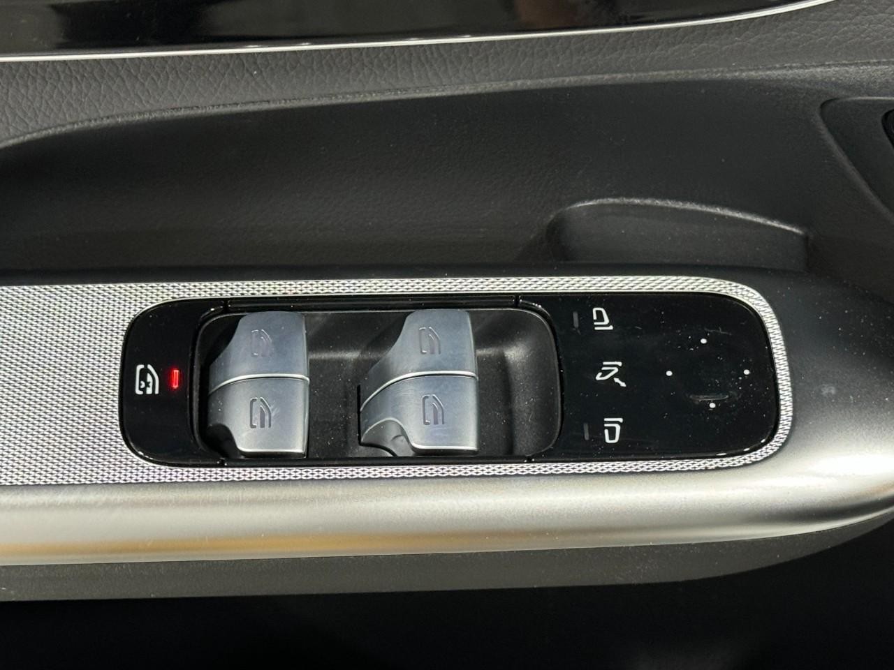 Mercedes-Benz GLC Vehicle Full-screen Gallery Image 25