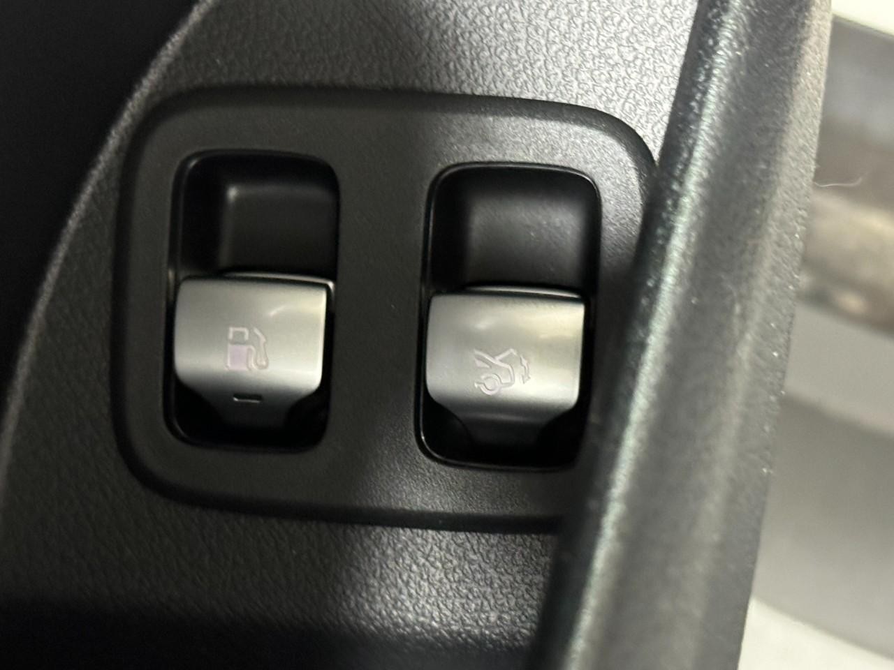 Mercedes-Benz GLC Vehicle Full-screen Gallery Image 26