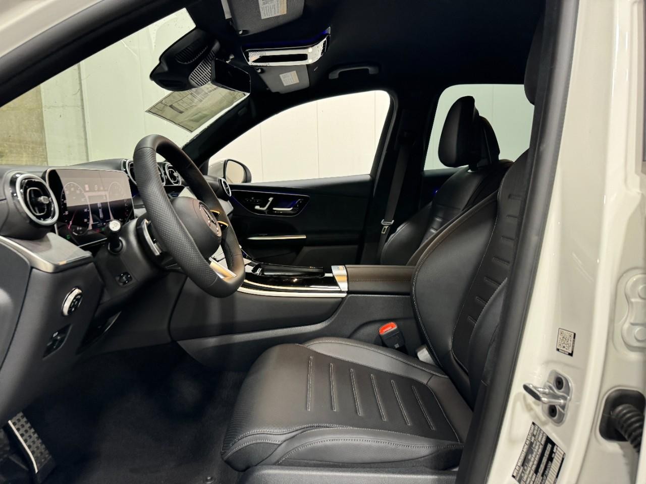 Mercedes-Benz GLC Vehicle Full-screen Gallery Image 27