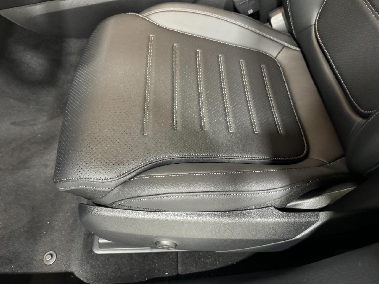 Mercedes-Benz GLC Vehicle Full-screen Gallery Image 28