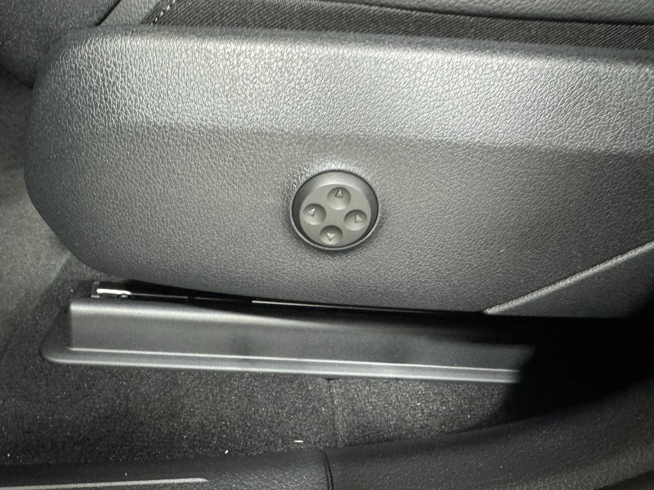 Mercedes-Benz GLC Vehicle Full-screen Gallery Image 29